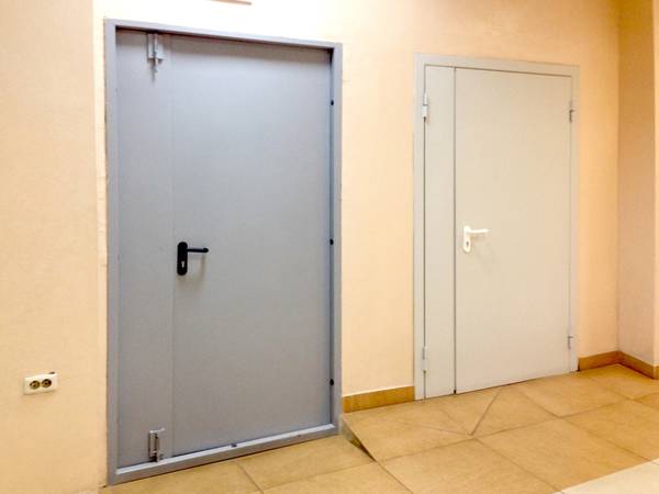 Глухая пожаростойкая дверь серого цвета Глухая пожаростойкая дверь серого цвета