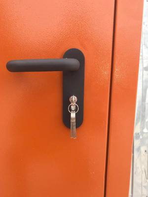 Дверная ручка и замок Дверная ручка и замок