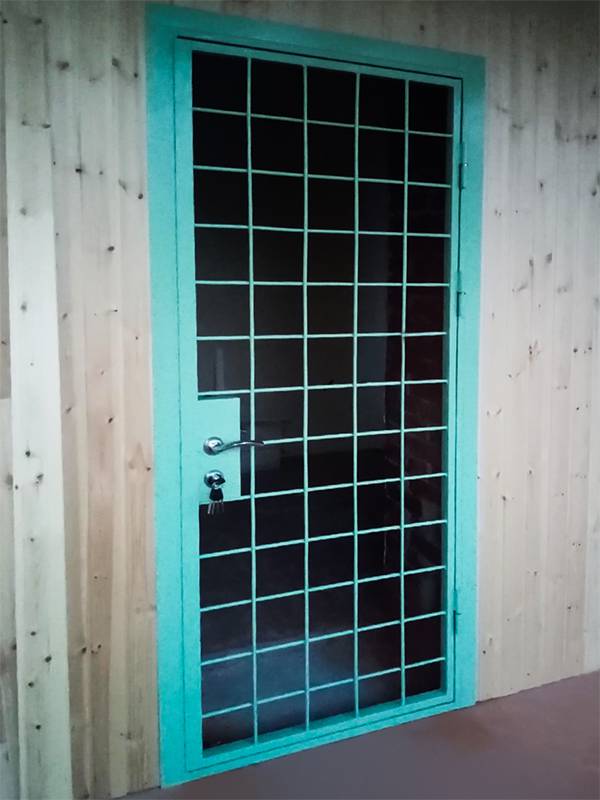 Дверь-решетка (г. Истра, ул. Центральная, 21) Дверь-решетка (г. Истра, ул. Центральная, 21)