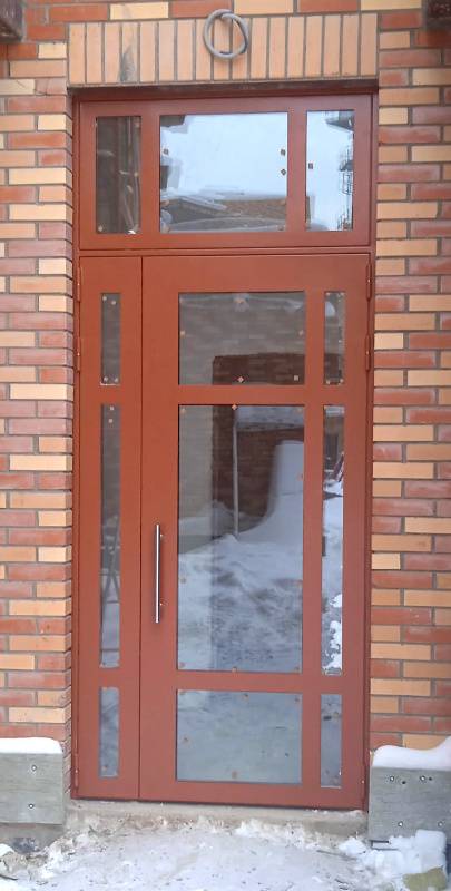 Дверь с остеклением Дверь с остеклением