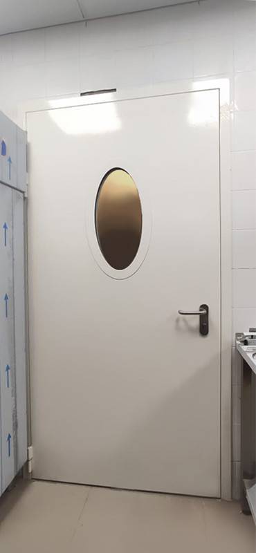 Дверь с овальным окном Дверь с овальным окном