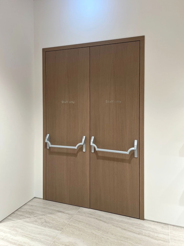 Установка дверей EI 60 «Invisible» с HPL пластиком для магазина Dreams by Alena Akhmadullina