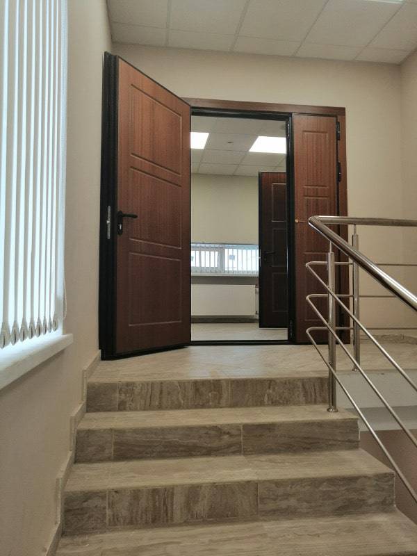 На лестничной площадке На лестничной площадке