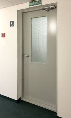 Остекленная огнестойкая дверь с доводчиком Остекленная огнестойкая дверь с доводчиком