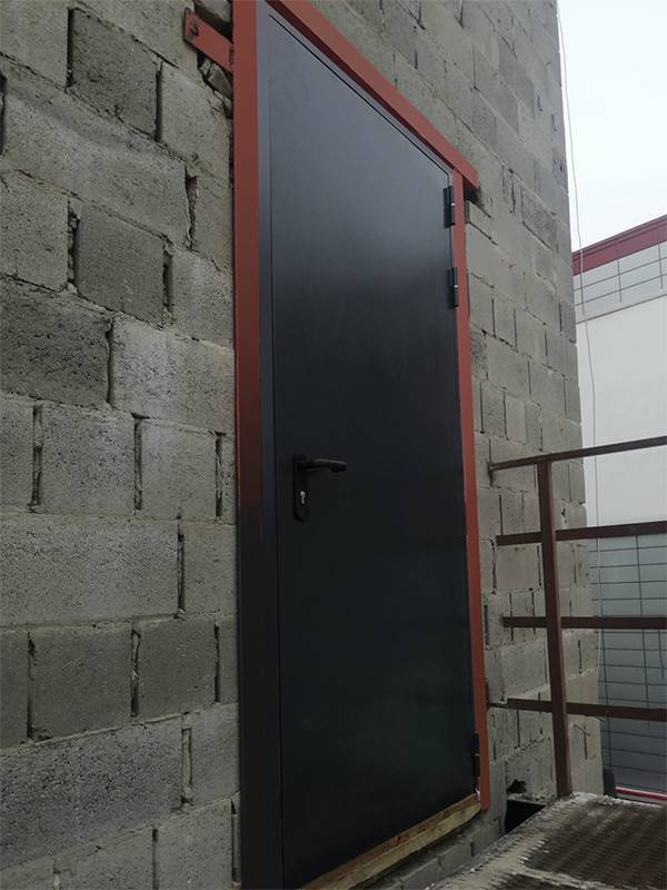 Огнестойкая дверь, вид с улицы (пос. Томилино) Огнестойкая дверь, вид с улицы (пос. Томилино)