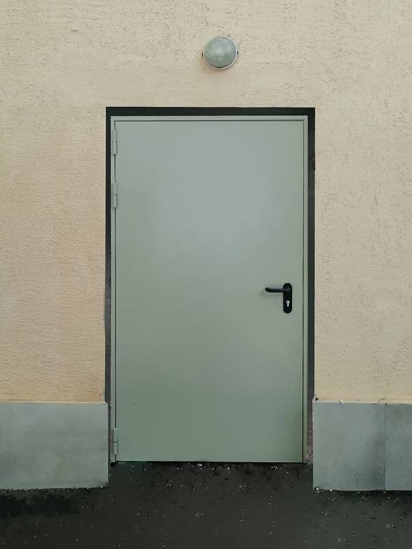 Огнестойкая дверь, внешняя сторона (ул. Барклая) Огнестойкая дверь, внешняя сторона (ул. Барклая)