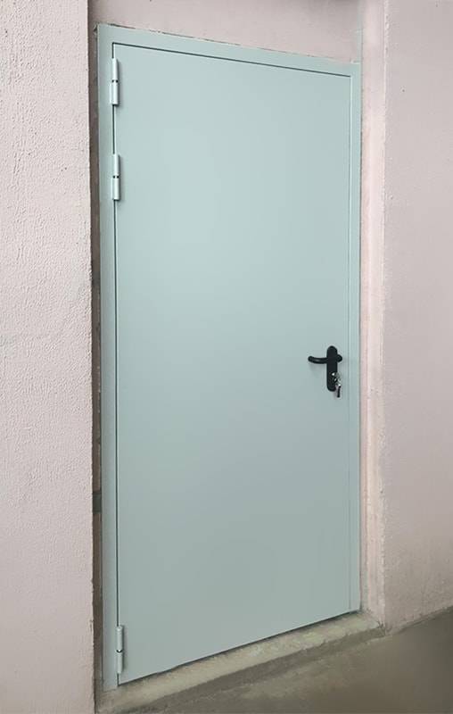 Огнеупорная дверь (фото с внешней стороны) Огнеупорная дверь (фото с внешней стороны)