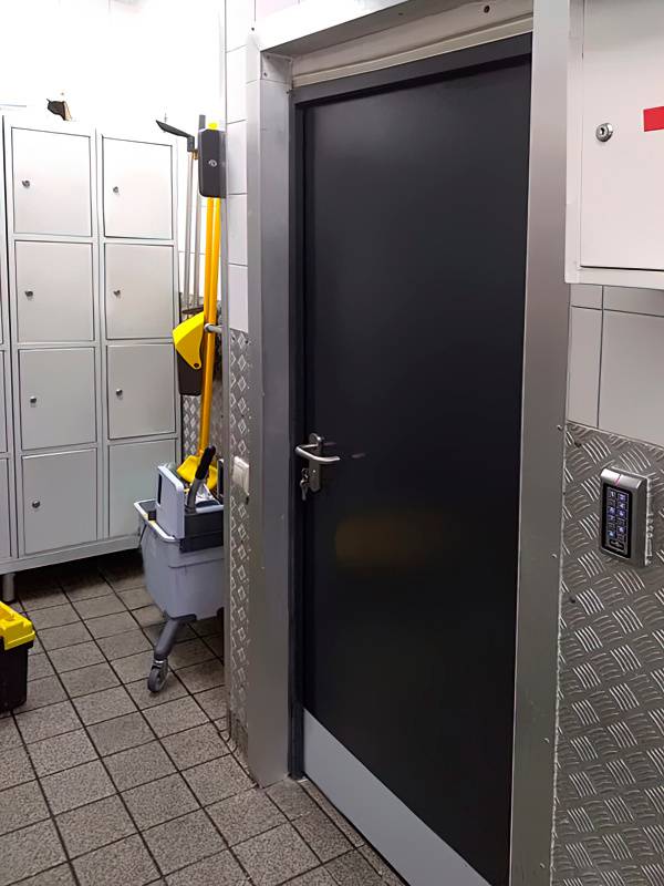 Огнеупорная дверь в подсобном помещении KFC Огнеупорная дверь в подсобном помещении KFC