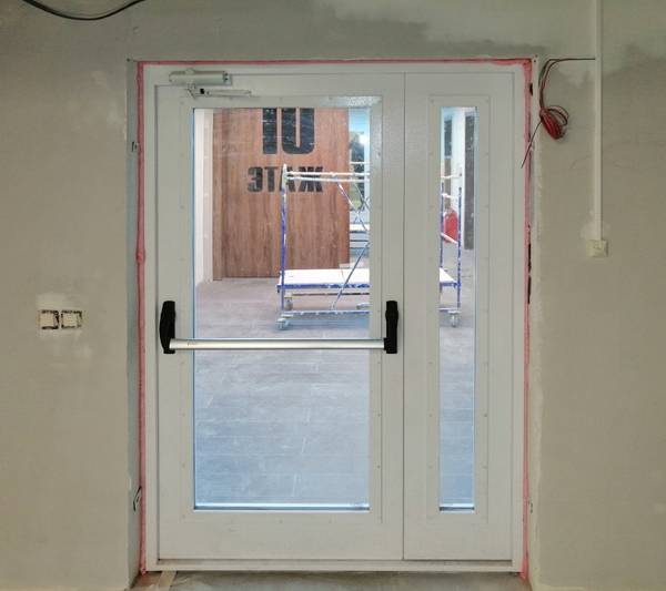 Остекленная дверь изнутри Остекленная дверь изнутри