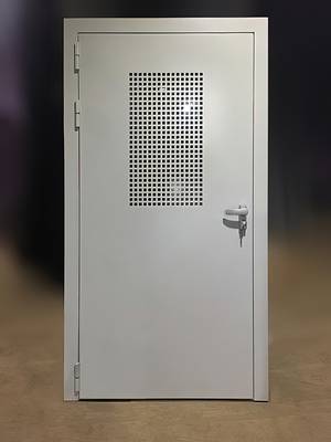 Остекленная дверь с перфорацией Остекленная дверь с перфорацией