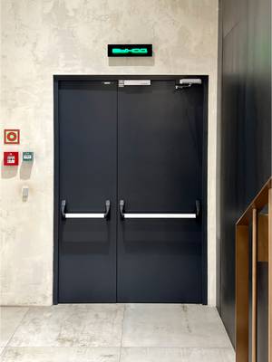 Противопожарная дверь Антипаника для магазина «Золотое яблоко» Противопожарная дверь Антипаника для магазина «Золотое яблоко»