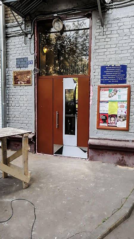 С отбойником и стеклянными вставками