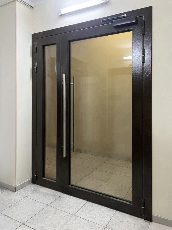 Фото технических дверей со стеклом