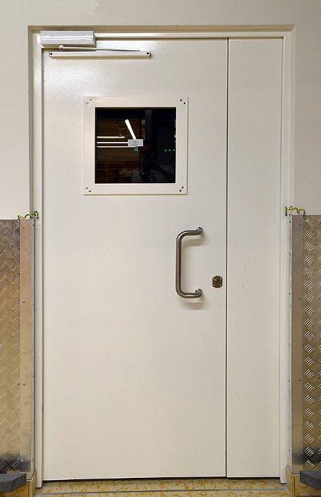 Техническая дверь с ручкой-скобой Техническая дверь с ручкой-скобой