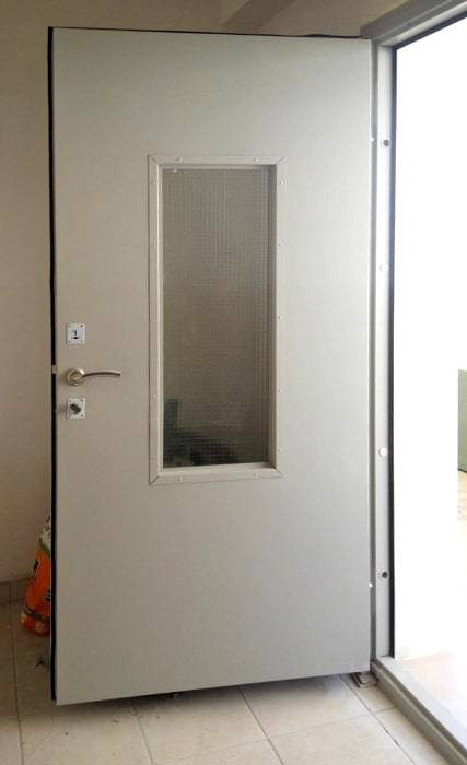 Установленная техническая дверь Установленная техническая дверь