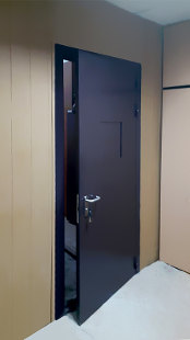 Дверь в кассу, внешняя сторона Дверь в кассу, внешняя сторона