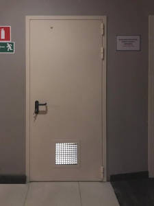 Дверь в ТЦ «Светофор» Дверь в ТЦ «Светофор»