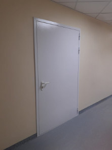 Наружная сторона огнеупорной двери Наружная сторона огнеупорной двери