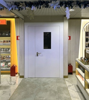 Полуторная дверь с остеклением Полуторная дверь с остеклением