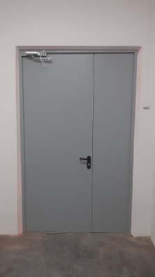 Полуторная дверь, вид сзади Полуторная дверь, вид сзади