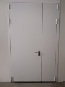 Полуторопольная дверь с внешней стороны Полуторопольная дверь с внешней стороны