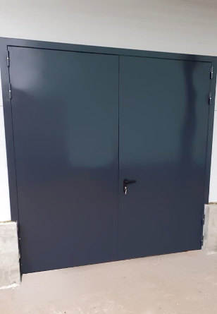 Равностворчатая дверь с внешней стороны Равностворчатая дверь с внешней стороны